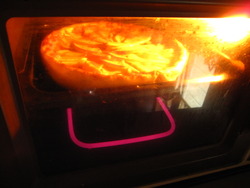 オーブンで焼いているアップルパイ